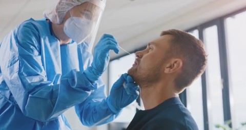 A CDC véletlenül elismeri, hogy a Covid-orrtamponok egy genomikus szekvenálási elemzést végző laboratóriumba kerültek.