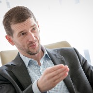 Ki irányít minket? – Szakács Árpád írása a totalitárius társadalomról